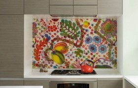 Τοίχος κουζίνας με εκτυπωμένο χρωματιστό γυαλί